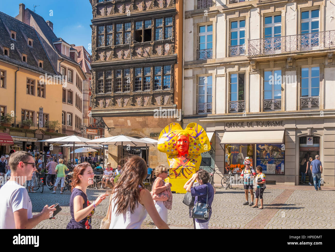 Straßenszene am Place De La Cathedrale vor Straßburg Tourismusbüro Stockfoto