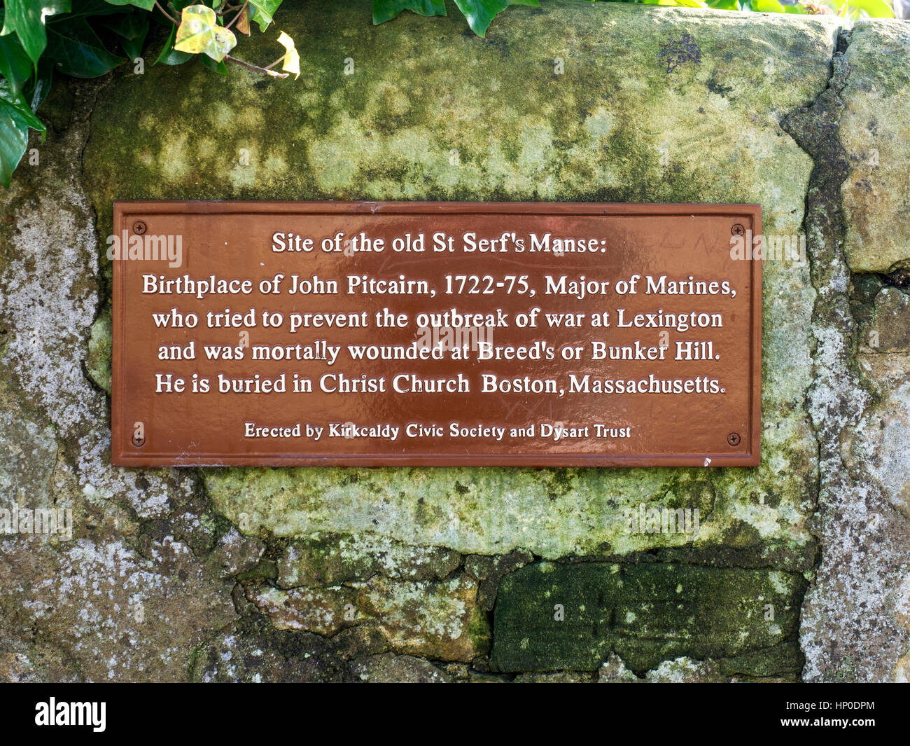 Schild mit der Markierung der Stätte von St. Leibeigene Manse Geburtsort von John Pitcairn 1722 - 75 in Dysart Fife Schottland Stockfoto
