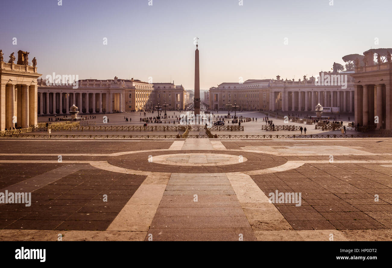 Blick von der Vorderseite des historischen Str. Peters Basilica in der Vatikanstadt. Stockfoto
