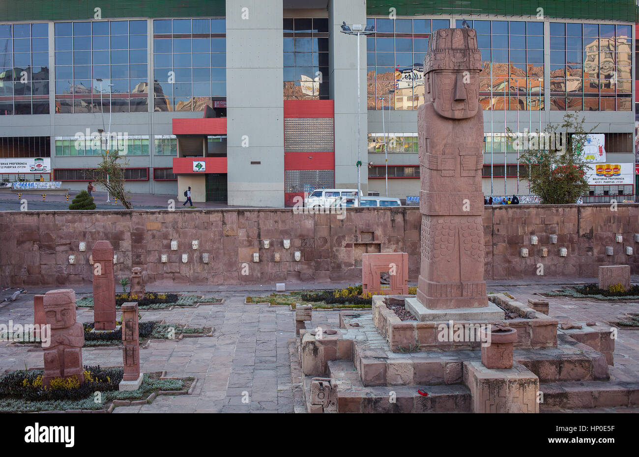 Plaza del Estadio, Tiahuanaco Monolith Kopie im Plaza Arqueologica und Hernando Siles Olympiastadion, La Paz, Bolivien Stockfoto