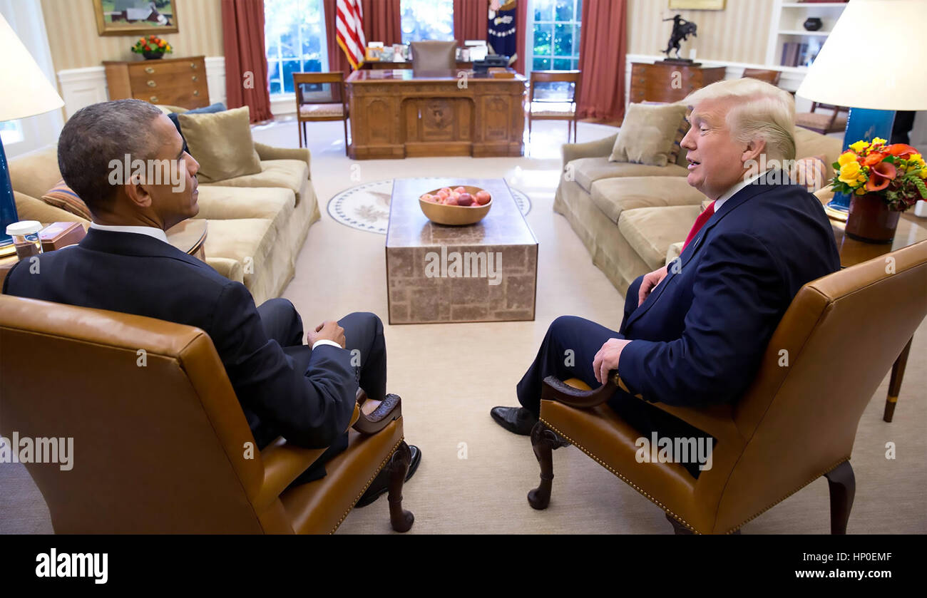 Präsident BARACK OBAMA mit gewählter Präsident Donald Trump in Whiote Haus Oval Office.  Foto: Pete Souza/White House Stockfoto