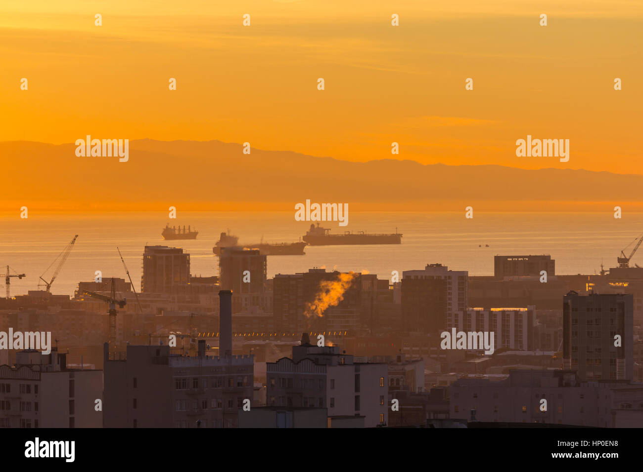 Warmen Dämmerlicht an der städtischen Uferpromenade Bucht von San Francisco. Stockfoto