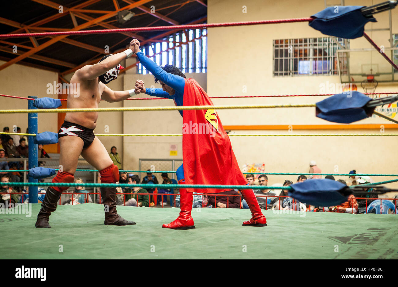 Lucha Libre. Wrestler im Kampf, Sportzentrum La Ceja, El Alto, La Paz, Bolivien Stockfoto