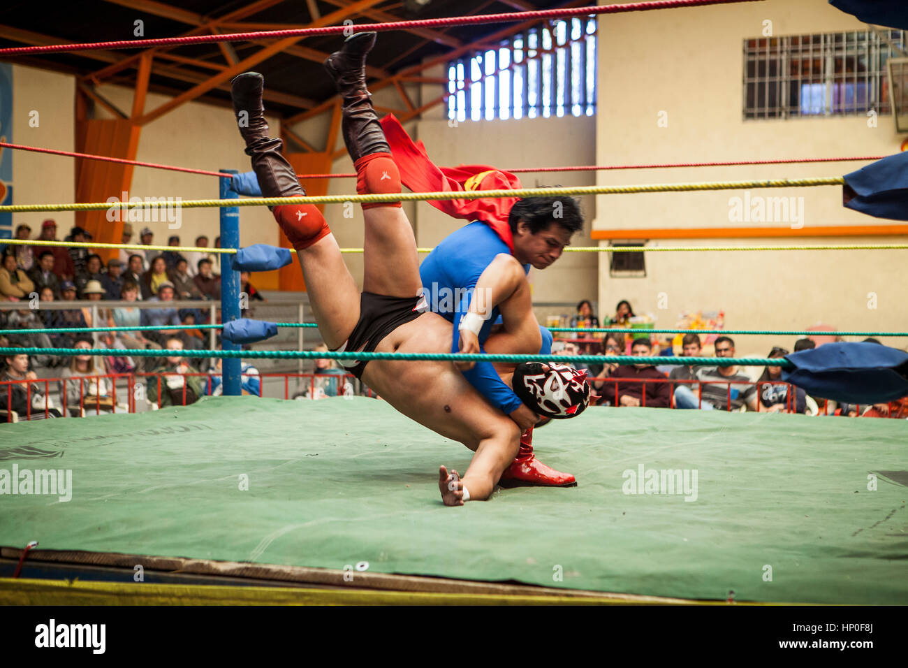 Lucha Libre. Wrestler im Kampf, Sportzentrum La Ceja, El Alto, La Paz, Bolivien Stockfoto