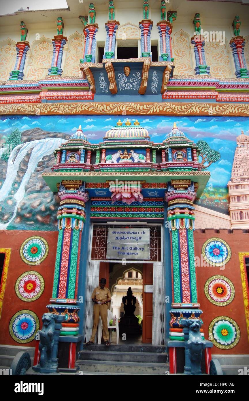 Uniformierten Begleiter Stand am Eingang sehr dekorativ bis hin zur Kunstgalerie in Thanjavur(Tanjore) Tamil Nadu, Südindien Stockfoto