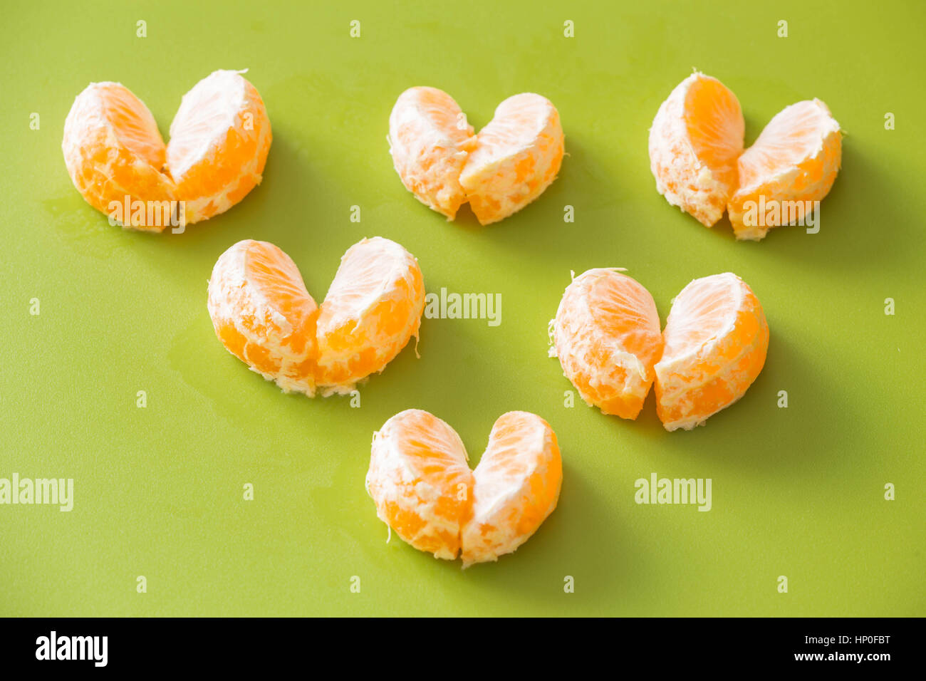 Mandarinen auf grünem Hintergrund Stockfoto