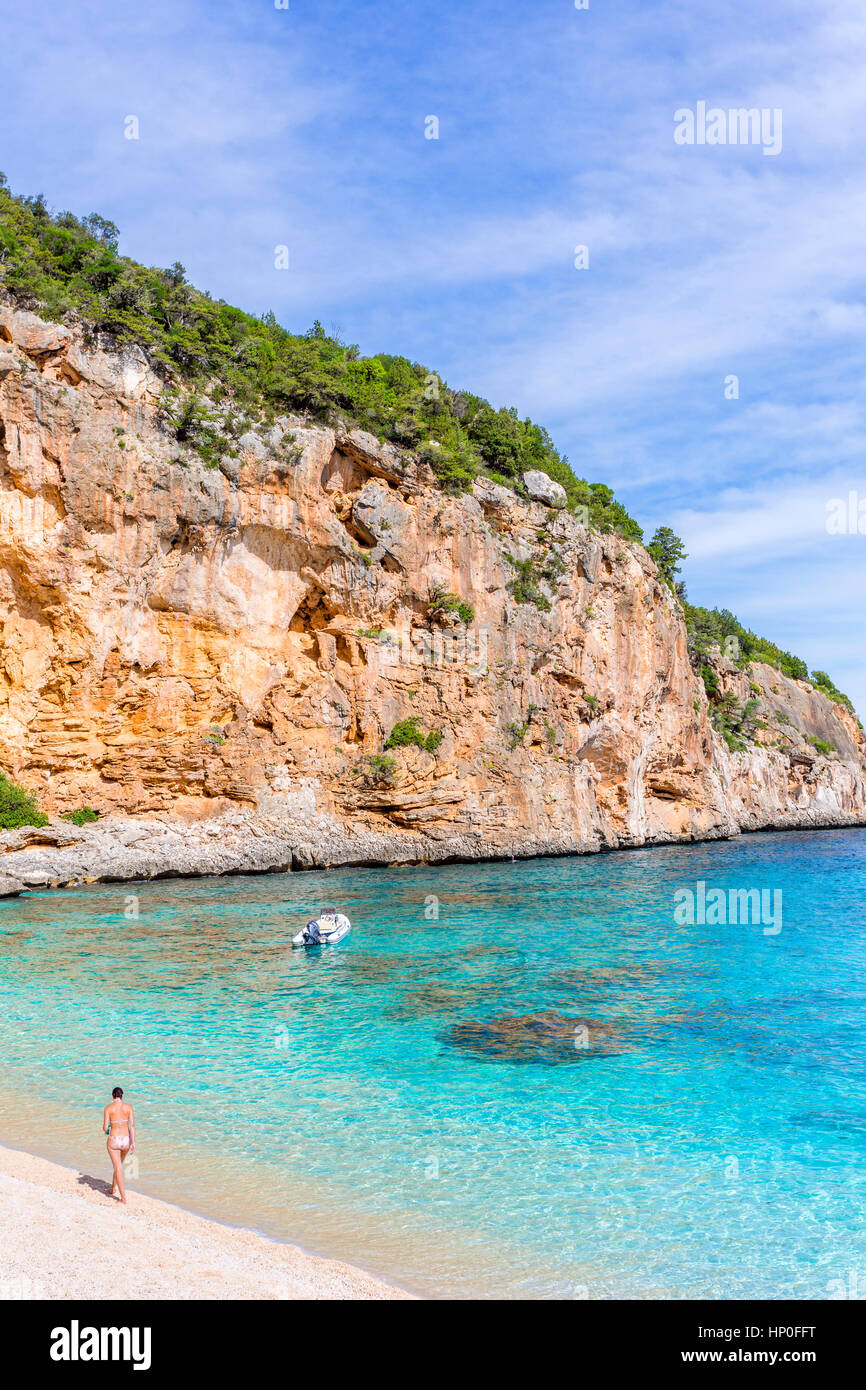 Der kleine Strand von Cala Biriola, Golf von Orosei, Nationalpark Gennargentu, Nuoro, Sardinien, Italien. Stockfoto