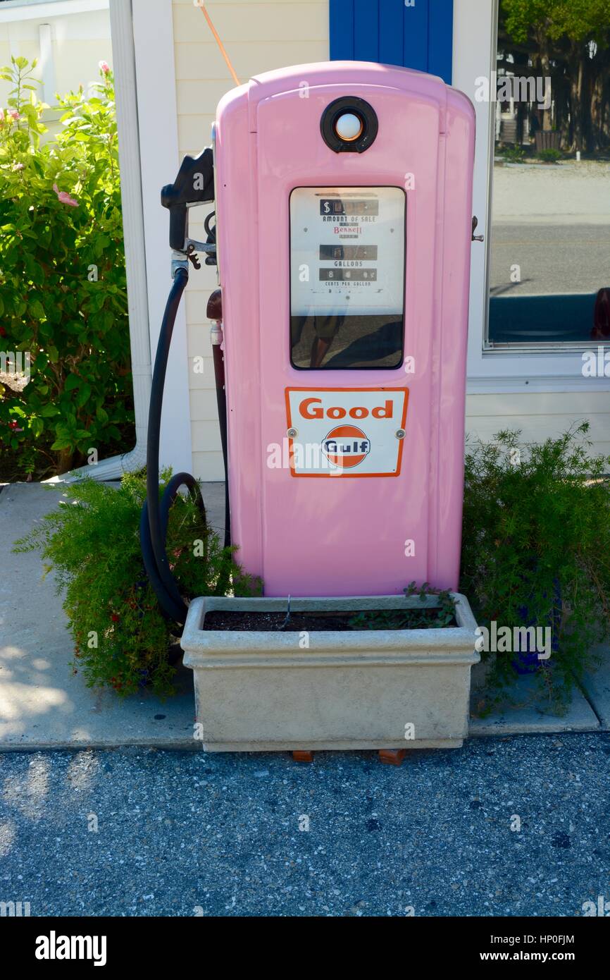 Rosa Benzin / gas Pumpe auf der Insel Boca Grande Stockfoto
