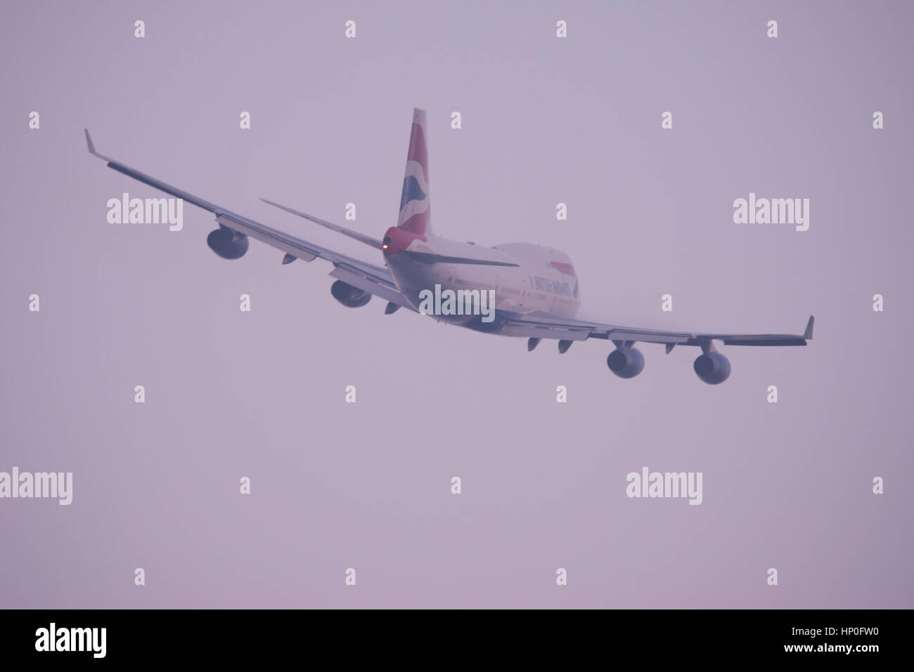 British Airways Boeing 747 Jumbo Jet Klettern in schwere Wolke nach dem Start vom Flughafen London Heathrow Stockfoto