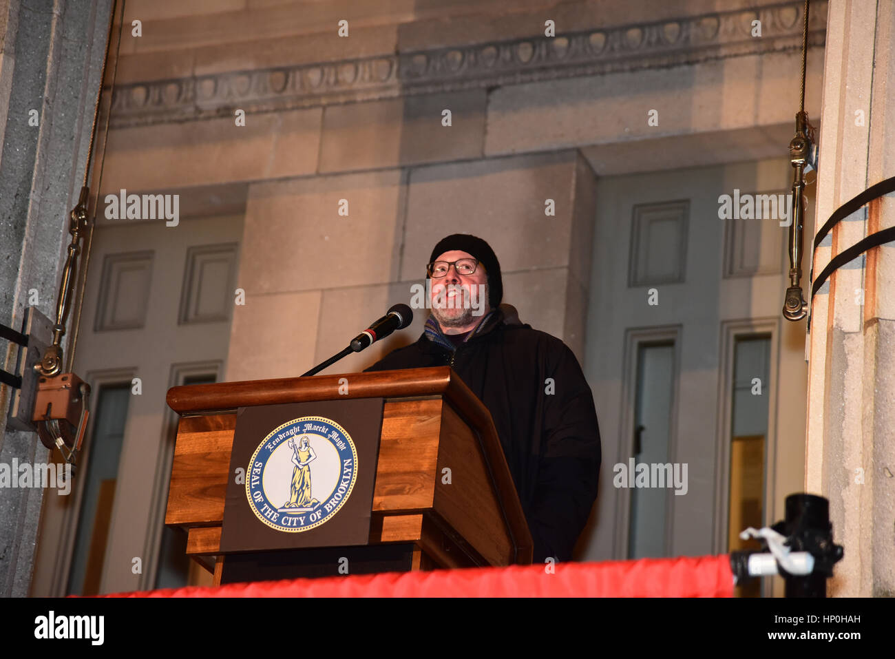 Mitglieder der Brooklyn Law School gesponsert eine Kundgebung auf den Stufen des Borough Hall vor Trump Verwaltung versuchen, die Zuwanderung aus bestimmten Ländern zu verbieten. Nach einem kurzen Fußmarsch um den nahe gelegenen Federal Gerichtsgebäude, die Teilnehmer wurden gebeten, ein Versprechen, versprach, die US-Verfassung & Menschen in Brooklyn zu schützen zu rezitieren. Redner zunehmend kühle Wetter trotzen, NY City Councilmember Carlos Menchaca, NYC Public Advocate Letitia James & Brooklyn Borough President Eric Adams. Klerus Mitglieder aus allen drei westlichen Religionen sprach auch. (Foto: Andy Katz/Pacific Press) Stockfoto