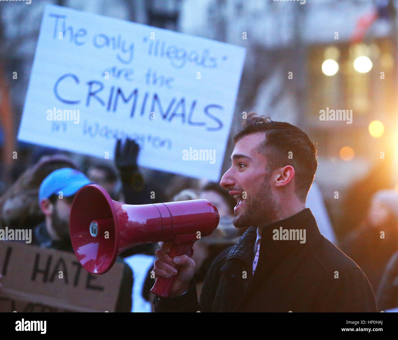 Mitglieder der Brooklyn Law School gesponsert eine Kundgebung auf den Stufen des Borough Hall vor Trump Verwaltung versuchen, die Zuwanderung aus bestimmten Ländern zu verbieten. Nach einem kurzen Fußmarsch um den nahe gelegenen Federal Gerichtsgebäude, die Teilnehmer wurden gebeten, ein Versprechen, versprach, die US-Verfassung & Menschen in Brooklyn zu schützen zu rezitieren. Redner zunehmend kühle Wetter trotzen, NY City Councilmember Carlos Menchaca, NYC Public Advocate Letitia James & Brooklyn Borough President Eric Adams. Klerus Mitglieder aus allen drei westlichen Religionen sprach auch. (Foto: Andy Katz/Pacific Press) Stockfoto