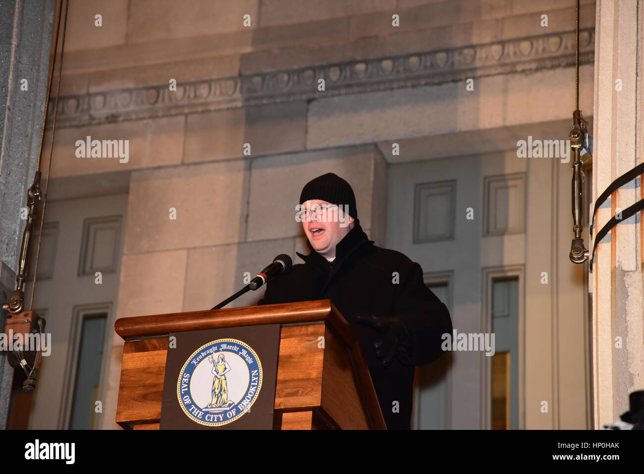 Mitglieder der Brooklyn Law School gesponsert eine Kundgebung auf den Stufen des Borough Hall vor Trump Verwaltung versuchen, die Zuwanderung aus bestimmten Ländern zu verbieten. Nach einem kurzen Fußmarsch um den nahe gelegenen Federal Gerichtsgebäude, die Teilnehmer wurden gebeten, ein Versprechen, versprach, die US-Verfassung & Menschen in Brooklyn zu schützen zu rezitieren. Redner zunehmend kühle Wetter trotzen, NY City Councilmember Carlos Menchaca, NYC Public Advocate Letitia James & Brooklyn Borough President Eric Adams. Klerus Mitglieder aus allen drei westlichen Religionen sprach auch. (Foto: Andy Katz/Pacific Press) Stockfoto