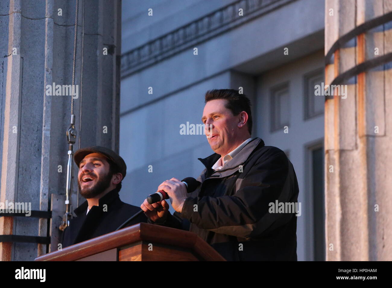 Mitglieder der Brooklyn Law School gesponsert eine Kundgebung auf den Stufen des Borough Hall vor Trump Verwaltung versuchen, die Zuwanderung aus bestimmten Ländern zu verbieten. Nach einem kurzen Fußmarsch um den nahe gelegenen Federal Gerichtsgebäude, die Teilnehmer wurden gebeten, ein Versprechen, versprach, die US-Verfassung & Menschen in Brooklyn zu schützen zu rezitieren. Redner zunehmend kühle Wetter trotzen, NY City Councilmember Carlos Menchaca, NYC Public Advocate Letitia James & Brooklyn Borough President Eric Adams. Klerus Mitglieder aus allen drei westlichen Religionen sprach auch. (Foto: Andy Katz/Pacific Press) Stockfoto
