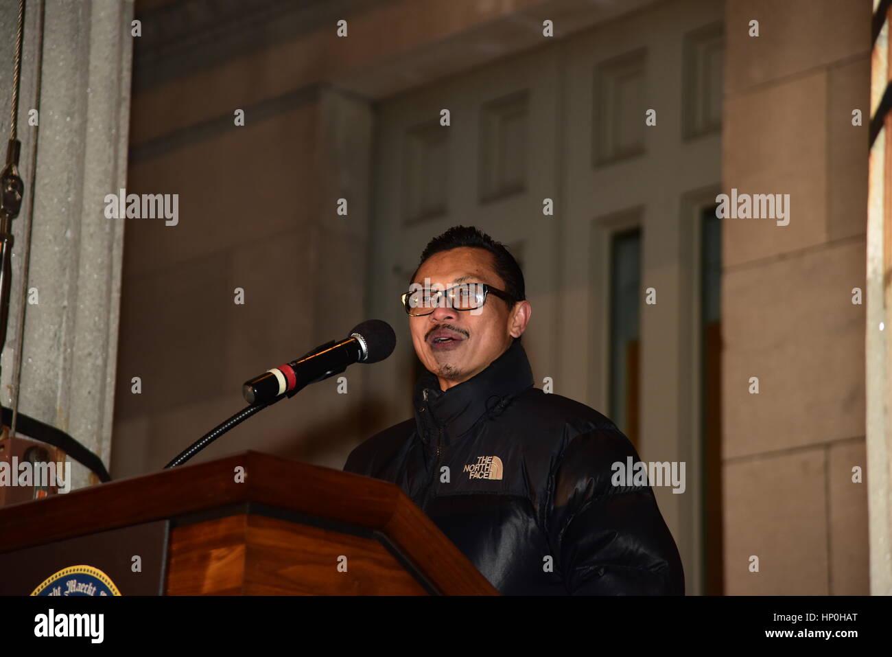 Mitglieder der Brooklyn Law School gesponsert eine Kundgebung auf den Stufen des Borough Hall vor Trump Verwaltung versuchen, die Zuwanderung aus bestimmten Ländern zu verbieten. Nach einem kurzen Fußmarsch um den nahe gelegenen Federal Gerichtsgebäude, die Teilnehmer wurden gebeten, ein Versprechen, versprach, die US-Verfassung & Menschen in Brooklyn zu schützen zu rezitieren. Redner zunehmend kühle Wetter trotzen, NY City Councilmember Carlos Menchaca, NYC Public Advocate Letitia James & Brooklyn Borough President Eric Adams. Klerus Mitglieder aus allen drei westlichen Religionen sprach auch. (Foto: Andy Katz/Pacific Press) Stockfoto