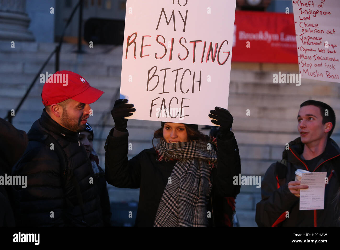 Mitglieder der Brooklyn Law School gesponsert eine Kundgebung auf den Stufen des Borough Hall vor Trump Verwaltung versuchen, die Zuwanderung aus bestimmten Ländern zu verbieten. Nach einem kurzen Fußmarsch um den nahe gelegenen Federal Gerichtsgebäude, die Teilnehmer wurden gebeten, ein Versprechen, versprach, die US-Verfassung & Menschen in Brooklyn zu schützen zu rezitieren. Redner zunehmend kühle Wetter trotzen, NY City Councilmember Carlos Menchaca, NYC Public Advocate Letitia James & Brooklyn Borough President Eric Adams. Klerus Mitglieder aus allen drei westlichen Religionen sprach auch. (Foto: Andy Katz/Pacific Press) Stockfoto