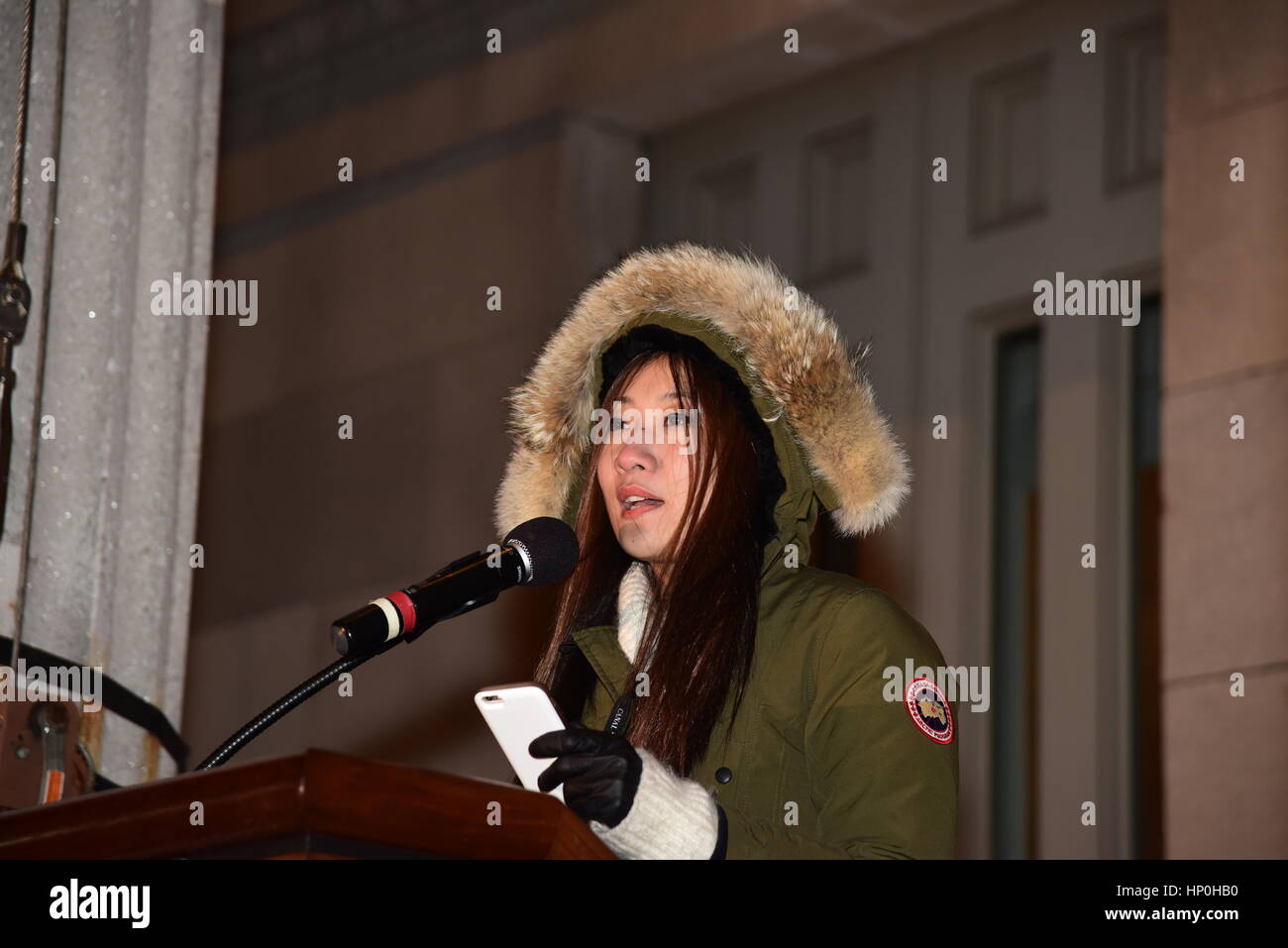 Mitglieder der Brooklyn Law School gesponsert eine Kundgebung auf den Stufen des Borough Hall vor Trump Verwaltung versuchen, die Zuwanderung aus bestimmten Ländern zu verbieten. Nach einem kurzen Fußmarsch um den nahe gelegenen Federal Gerichtsgebäude, die Teilnehmer wurden gebeten, ein Versprechen, versprach, die US-Verfassung & Menschen in Brooklyn zu schützen zu rezitieren. Redner zunehmend kühle Wetter trotzen, NY City Councilmember Carlos Menchaca, NYC Public Advocate Letitia James & Brooklyn Borough President Eric Adams. Klerus Mitglieder aus allen drei westlichen Religionen sprach auch. (Foto: Andy Katz/Pacific Press) Stockfoto