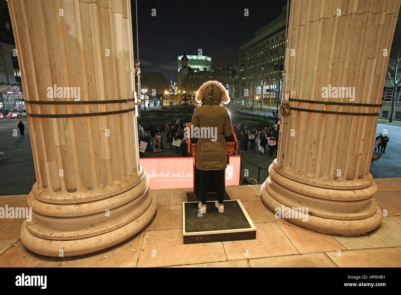 Mitglieder der Brooklyn Law School gesponsert eine Kundgebung auf den Stufen des Borough Hall vor Trump Verwaltung versuchen, die Zuwanderung aus bestimmten Ländern zu verbieten. Nach einem kurzen Fußmarsch um den nahe gelegenen Federal Gerichtsgebäude, die Teilnehmer wurden gebeten, ein Versprechen, versprach, die US-Verfassung & Menschen in Brooklyn zu schützen zu rezitieren. Redner zunehmend kühle Wetter trotzen, NY City Councilmember Carlos Menchaca, NYC Public Advocate Letitia James & Brooklyn Borough President Eric Adams. Klerus Mitglieder aus allen drei westlichen Religionen sprach auch. (Foto: Andy Katz/Pacific Press) Stockfoto