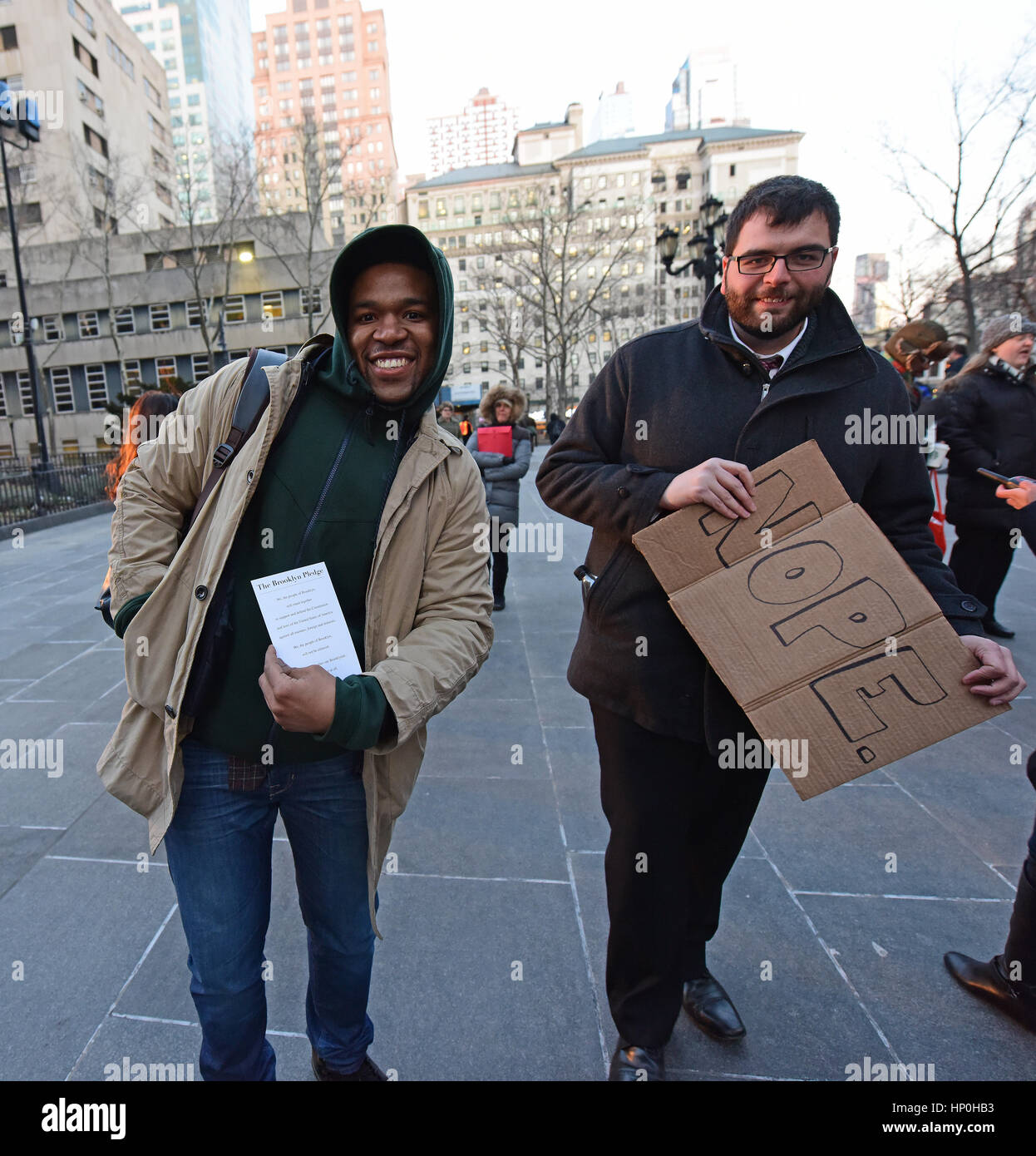 Mitglieder der Brooklyn Law School gesponsert eine Kundgebung auf den Stufen des Borough Hall vor Trump Verwaltung versuchen, die Zuwanderung aus bestimmten Ländern zu verbieten. Nach einem kurzen Fußmarsch um den nahe gelegenen Federal Gerichtsgebäude, die Teilnehmer wurden gebeten, ein Versprechen, versprach, die US-Verfassung & Menschen in Brooklyn zu schützen zu rezitieren. Redner zunehmend kühle Wetter trotzen, NY City Councilmember Carlos Menchaca, NYC Public Advocate Letitia James & Brooklyn Borough President Eric Adams. Klerus Mitglieder aus allen drei westlichen Religionen sprach auch. (Foto: Andy Katz/Pacific Press) Stockfoto