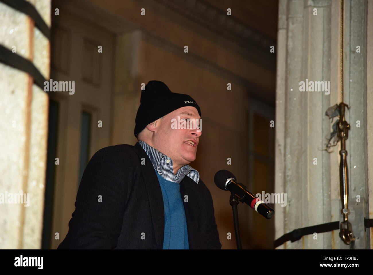 Mitglieder der Brooklyn Law School gesponsert eine Kundgebung auf den Stufen des Borough Hall vor Trump Verwaltung versuchen, die Zuwanderung aus bestimmten Ländern zu verbieten. Nach einem kurzen Fußmarsch um den nahe gelegenen Federal Gerichtsgebäude, die Teilnehmer wurden gebeten, ein Versprechen, versprach, die US-Verfassung & Menschen in Brooklyn zu schützen zu rezitieren. Redner zunehmend kühle Wetter trotzen, NY City Councilmember Carlos Menchaca, NYC Public Advocate Letitia James & Brooklyn Borough President Eric Adams. Klerus Mitglieder aus allen drei westlichen Religionen sprach auch. (Foto: Andy Katz/Pacific Press) Stockfoto