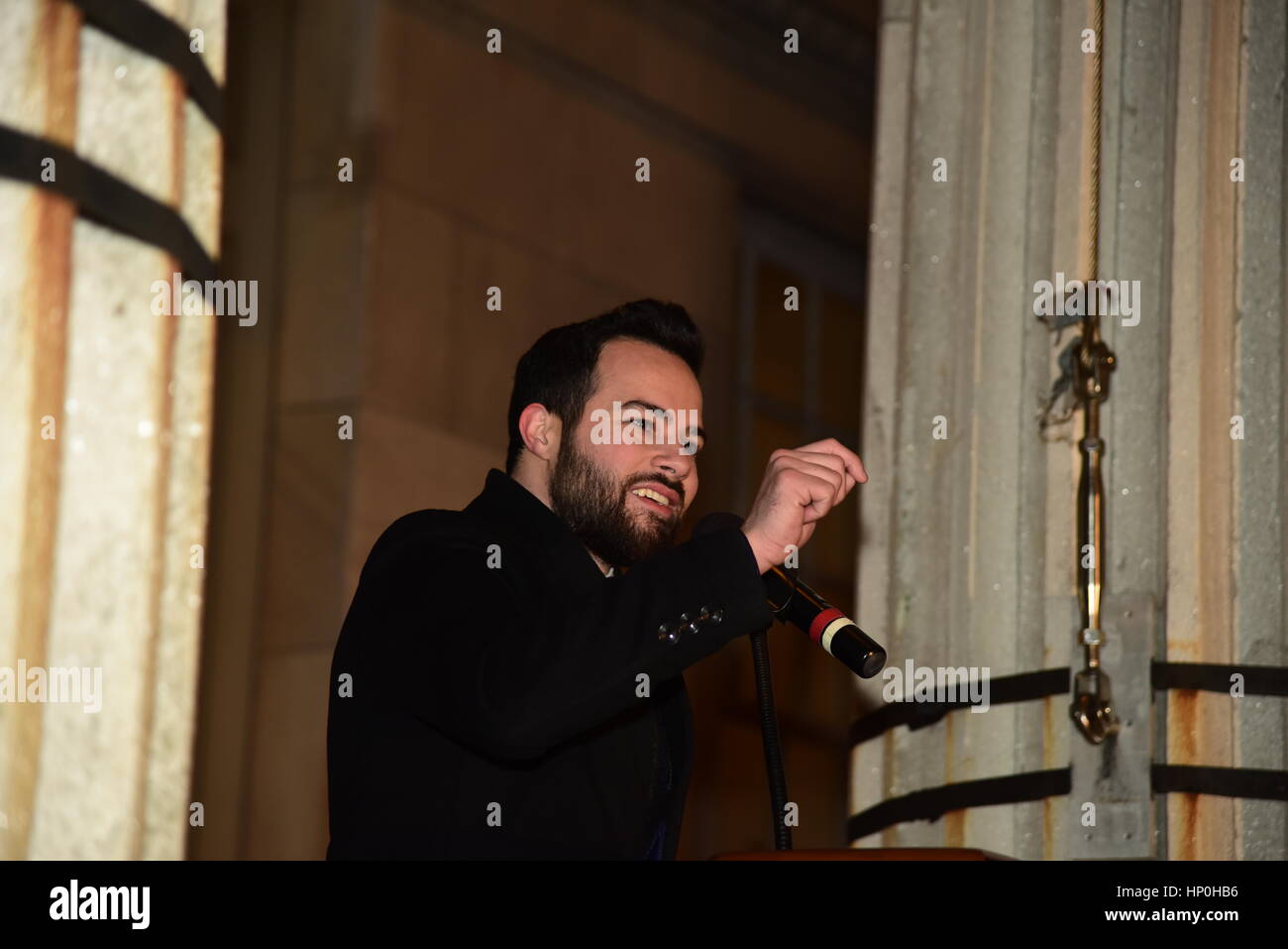 Mitglieder der Brooklyn Law School gesponsert eine Kundgebung auf den Stufen des Borough Hall vor Trump Verwaltung versuchen, die Zuwanderung aus bestimmten Ländern zu verbieten. Nach einem kurzen Fußmarsch um den nahe gelegenen Federal Gerichtsgebäude, die Teilnehmer wurden gebeten, ein Versprechen, versprach, die US-Verfassung & Menschen in Brooklyn zu schützen zu rezitieren. Redner zunehmend kühle Wetter trotzen, NY City Councilmember Carlos Menchaca, NYC Public Advocate Letitia James & Brooklyn Borough President Eric Adams. Klerus Mitglieder aus allen drei westlichen Religionen sprach auch. (Foto: Andy Katz/Pacific Press) Stockfoto