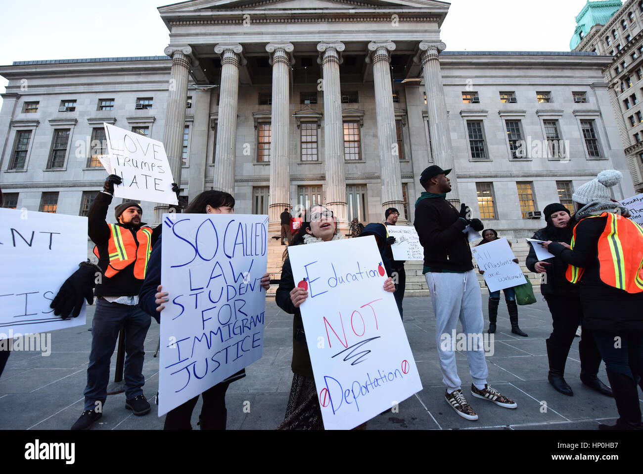 Mitglieder der Brooklyn Law School gesponsert eine Kundgebung auf den Stufen des Borough Hall vor Trump Verwaltung versuchen, die Zuwanderung aus bestimmten Ländern zu verbieten. Nach einem kurzen Fußmarsch um den nahe gelegenen Federal Gerichtsgebäude, die Teilnehmer wurden gebeten, ein Versprechen, versprach, die US-Verfassung & Menschen in Brooklyn zu schützen zu rezitieren. Redner zunehmend kühle Wetter trotzen, NY City Councilmember Carlos Menchaca, NYC Public Advocate Letitia James & Brooklyn Borough President Eric Adams. Klerus Mitglieder aus allen drei westlichen Religionen sprach auch. (Foto: Andy Katz/Pacific Press) Stockfoto