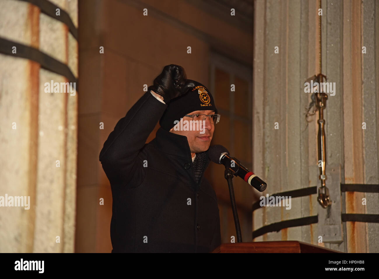 Mitglieder der Brooklyn Law School gesponsert eine Kundgebung auf den Stufen des Borough Hall vor Trump Verwaltung versuchen, die Zuwanderung aus bestimmten Ländern zu verbieten. Nach einem kurzen Fußmarsch um den nahe gelegenen Federal Gerichtsgebäude, die Teilnehmer wurden gebeten, ein Versprechen, versprach, die US-Verfassung & Menschen in Brooklyn zu schützen zu rezitieren. Redner zunehmend kühle Wetter trotzen, NY City Councilmember Carlos Menchaca, NYC Public Advocate Letitia James & Brooklyn Borough President Eric Adams. Klerus Mitglieder aus allen drei westlichen Religionen sprach auch. (Foto: Andy Katz/Pacific Press) Stockfoto