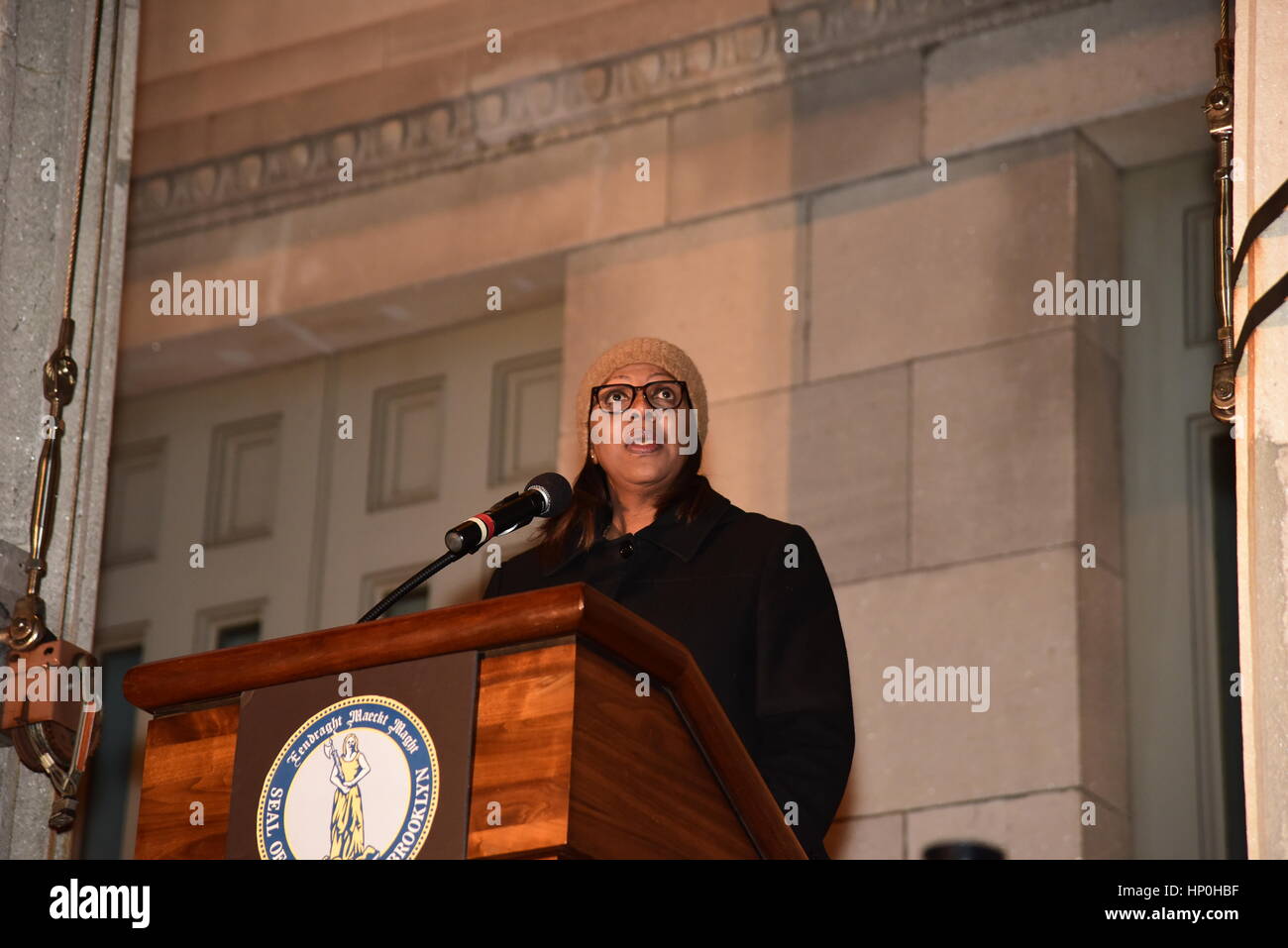 Mitglieder der Brooklyn Law School gesponsert eine Kundgebung auf den Stufen des Borough Hall vor Trump Verwaltung versuchen, die Zuwanderung aus bestimmten Ländern zu verbieten. Nach einem kurzen Fußmarsch um den nahe gelegenen Federal Gerichtsgebäude, die Teilnehmer wurden gebeten, ein Versprechen, versprach, die US-Verfassung & Menschen in Brooklyn zu schützen zu rezitieren. Redner zunehmend kühle Wetter trotzen, NY City Councilmember Carlos Menchaca, NYC Public Advocate Letitia James & Brooklyn Borough President Eric Adams. Klerus Mitglieder aus allen drei westlichen Religionen sprach auch. (Foto: Andy Katz/Pacific Press) Stockfoto