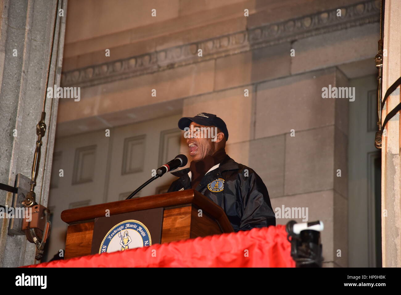 Mitglieder der Brooklyn Law School gesponsert eine Kundgebung auf den Stufen des Borough Hall vor Trump Verwaltung versuchen, die Zuwanderung aus bestimmten Ländern zu verbieten. Nach einem kurzen Fußmarsch um den nahe gelegenen Federal Gerichtsgebäude, die Teilnehmer wurden gebeten, ein Versprechen, versprach, die US-Verfassung & Menschen in Brooklyn zu schützen zu rezitieren. Redner zunehmend kühle Wetter trotzen, NY City Councilmember Carlos Menchaca, NYC Public Advocate Letitia James & Brooklyn Borough President Eric Adams. Klerus Mitglieder aus allen drei westlichen Religionen sprach auch. (Foto: Andy Katz/Pacific Press) Stockfoto