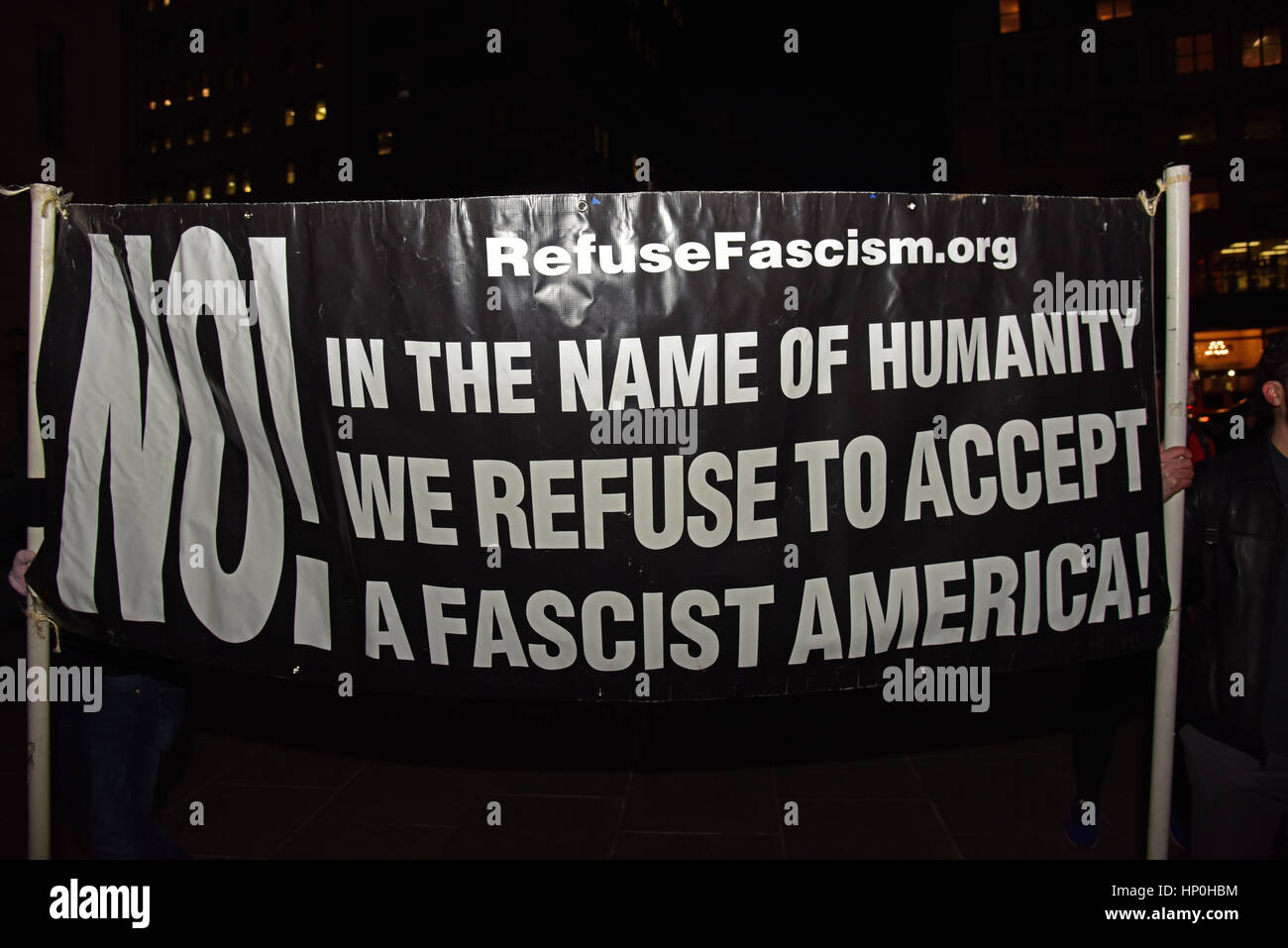 Mitglieder der Brooklyn Law School gesponsert eine Kundgebung auf den Stufen des Borough Hall vor Trump Verwaltung versuchen, die Zuwanderung aus bestimmten Ländern zu verbieten. Nach einem kurzen Fußmarsch um den nahe gelegenen Federal Gerichtsgebäude, die Teilnehmer wurden gebeten, ein Versprechen, versprach, die US-Verfassung & Menschen in Brooklyn zu schützen zu rezitieren. Redner zunehmend kühle Wetter trotzen, NY City Councilmember Carlos Menchaca, NYC Public Advocate Letitia James & Brooklyn Borough President Eric Adams. Klerus Mitglieder aus allen drei westlichen Religionen sprach auch. (Foto: Andy Katz/Pacific Press) Stockfoto