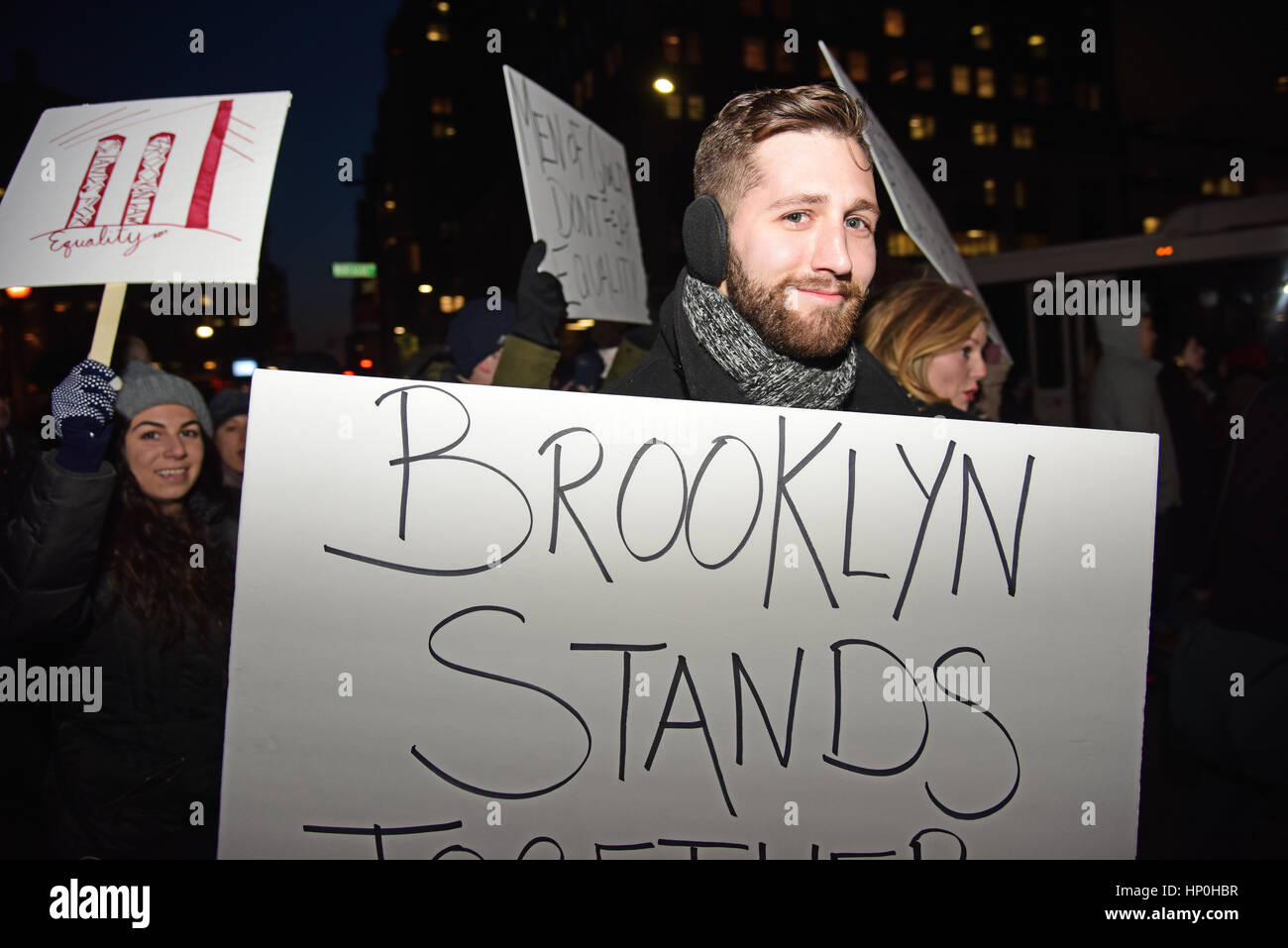 Mitglieder der Brooklyn Law School gesponsert eine Kundgebung auf den Stufen des Borough Hall vor Trump Verwaltung versuchen, die Zuwanderung aus bestimmten Ländern zu verbieten. Nach einem kurzen Fußmarsch um den nahe gelegenen Federal Gerichtsgebäude, die Teilnehmer wurden gebeten, ein Versprechen, versprach, die US-Verfassung & Menschen in Brooklyn zu schützen zu rezitieren. Redner zunehmend kühle Wetter trotzen, NY City Councilmember Carlos Menchaca, NYC Public Advocate Letitia James & Brooklyn Borough President Eric Adams. Klerus Mitglieder aus allen drei westlichen Religionen sprach auch. (Foto: Andy Katz/Pacific Press) Stockfoto