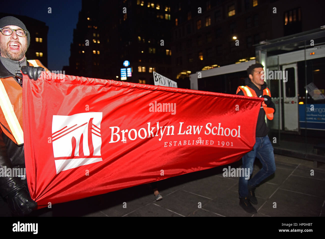 Mitglieder der Brooklyn Law School gesponsert eine Kundgebung auf den Stufen des Borough Hall vor Trump Verwaltung versuchen, die Zuwanderung aus bestimmten Ländern zu verbieten. Nach einem kurzen Fußmarsch um den nahe gelegenen Federal Gerichtsgebäude, die Teilnehmer wurden gebeten, ein Versprechen, versprach, die US-Verfassung & Menschen in Brooklyn zu schützen zu rezitieren. Redner zunehmend kühle Wetter trotzen, NY City Councilmember Carlos Menchaca, NYC Public Advocate Letitia James & Brooklyn Borough President Eric Adams. Klerus Mitglieder aus allen drei westlichen Religionen sprach auch. (Foto: Andy Katz/Pacific Press) Stockfoto