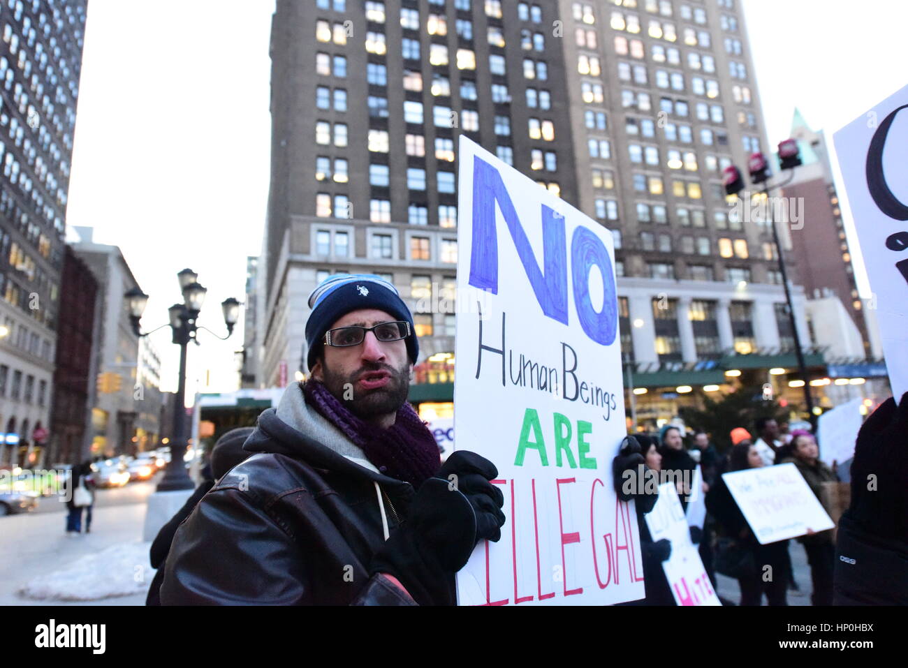 Mitglieder der Brooklyn Law School gesponsert eine Kundgebung auf den Stufen des Borough Hall vor Trump Verwaltung versuchen, die Zuwanderung aus bestimmten Ländern zu verbieten. Nach einem kurzen Fußmarsch um den nahe gelegenen Federal Gerichtsgebäude, die Teilnehmer wurden gebeten, ein Versprechen, versprach, die US-Verfassung & Menschen in Brooklyn zu schützen zu rezitieren. Redner zunehmend kühle Wetter trotzen, NY City Councilmember Carlos Menchaca, NYC Public Advocate Letitia James & Brooklyn Borough President Eric Adams. Klerus Mitglieder aus allen drei westlichen Religionen sprach auch. (Foto: Andy Katz/Pacific Press) Stockfoto