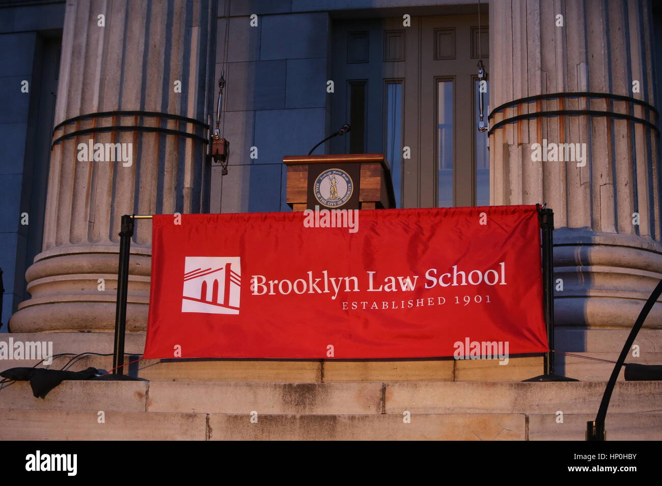 Mitglieder der Brooklyn Law School gesponsert eine Kundgebung auf den Stufen des Borough Hall vor Trump Verwaltung versuchen, die Zuwanderung aus bestimmten Ländern zu verbieten. Nach einem kurzen Fußmarsch um den nahe gelegenen Federal Gerichtsgebäude, die Teilnehmer wurden gebeten, ein Versprechen, versprach, die US-Verfassung & Menschen in Brooklyn zu schützen zu rezitieren. Redner zunehmend kühle Wetter trotzen, NY City Councilmember Carlos Menchaca, NYC Public Advocate Letitia James & Brooklyn Borough President Eric Adams. Klerus Mitglieder aus allen drei westlichen Religionen sprach auch. (Foto: Andy Katz/Pacific Press) Stockfoto