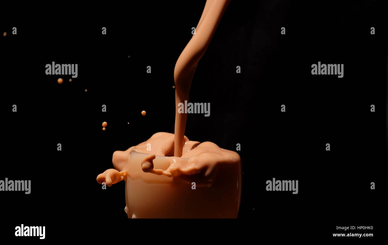 Spritzen Milch / Schokolade Milch ist gezuckerte Milch mit Kakao-Geschmack. Es kann erstellt werden, durch das Mischen von Schokolade Sirup mit Milch. Stockfoto