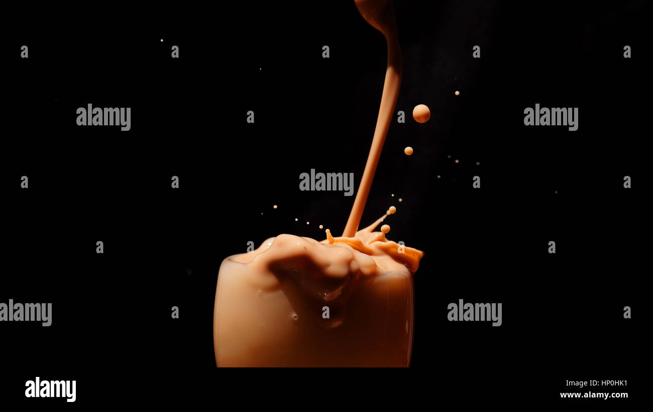 Spritzen Milch / Schokolade Milch ist gezuckerte Milch mit Kakao-Geschmack. Es kann erstellt werden, durch das Mischen von Schokolade Sirup mit Milch. Stockfoto