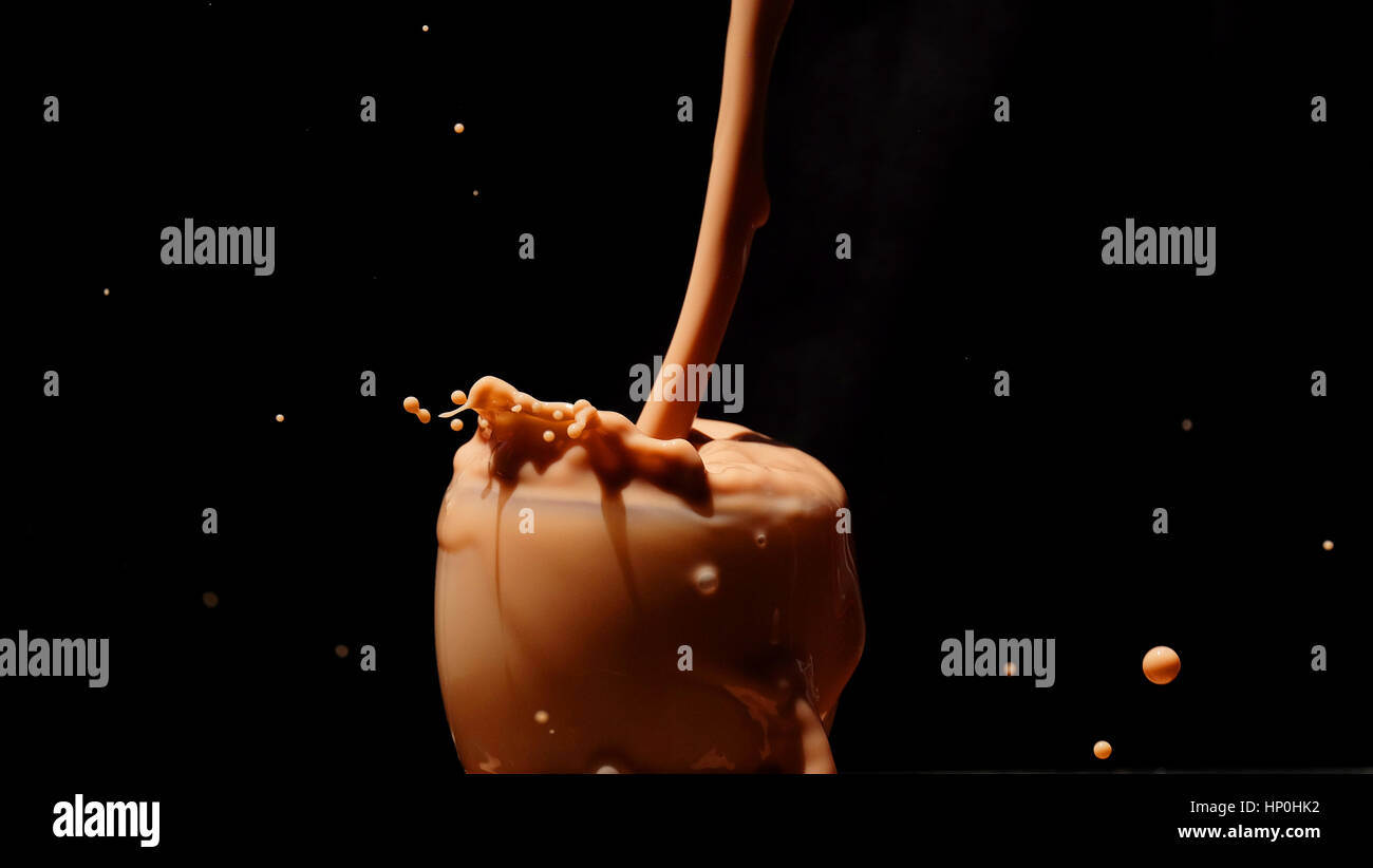 Spritzen Milch / Schokolade Milch ist gezuckerte Milch mit Kakao-Geschmack. Es kann erstellt werden, durch das Mischen von Schokolade Sirup mit Milch. Stockfoto