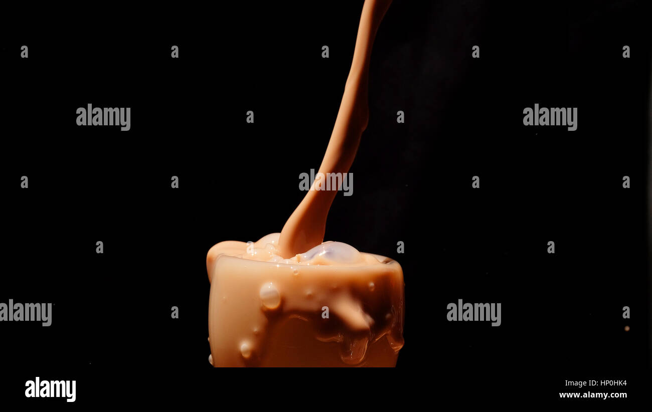 Spritzen Milch / Schokolade Milch ist gezuckerte Milch mit Kakao-Geschmack. Es kann erstellt werden, durch das Mischen von Schokolade Sirup mit Milch. Stockfoto