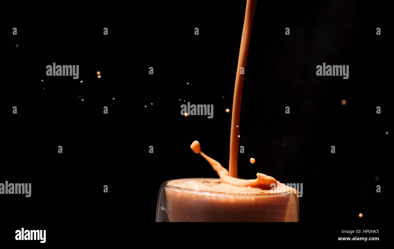 Spritzen Milch / Schokolade Milch ist gezuckerte Milch mit Kakao-Geschmack. Es kann erstellt werden, durch das Mischen von Schokolade Sirup mit Milch. Stockfoto