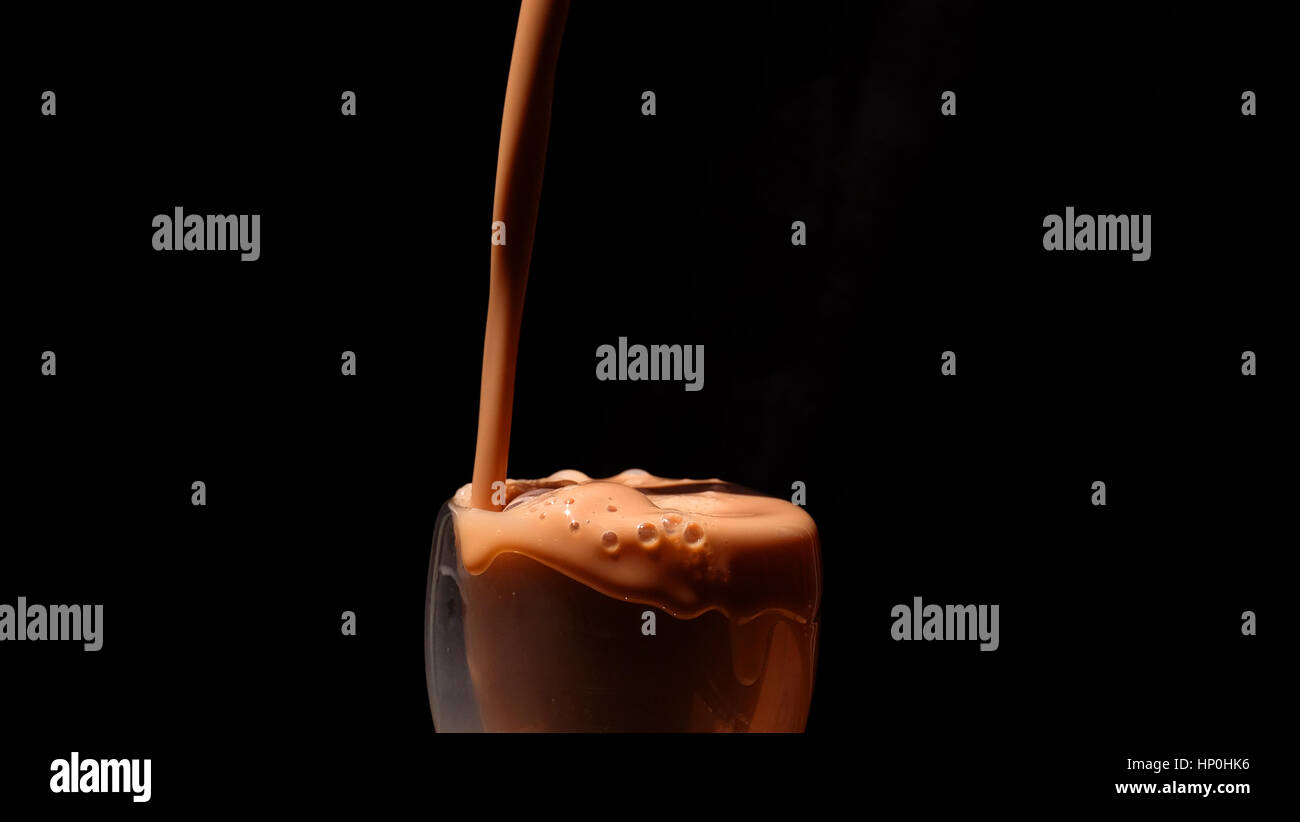 Spritzen Milch / Schokolade Milch ist gezuckerte Milch mit Kakao-Geschmack. Es kann erstellt werden, durch das Mischen von Schokolade Sirup mit Milch. Stockfoto