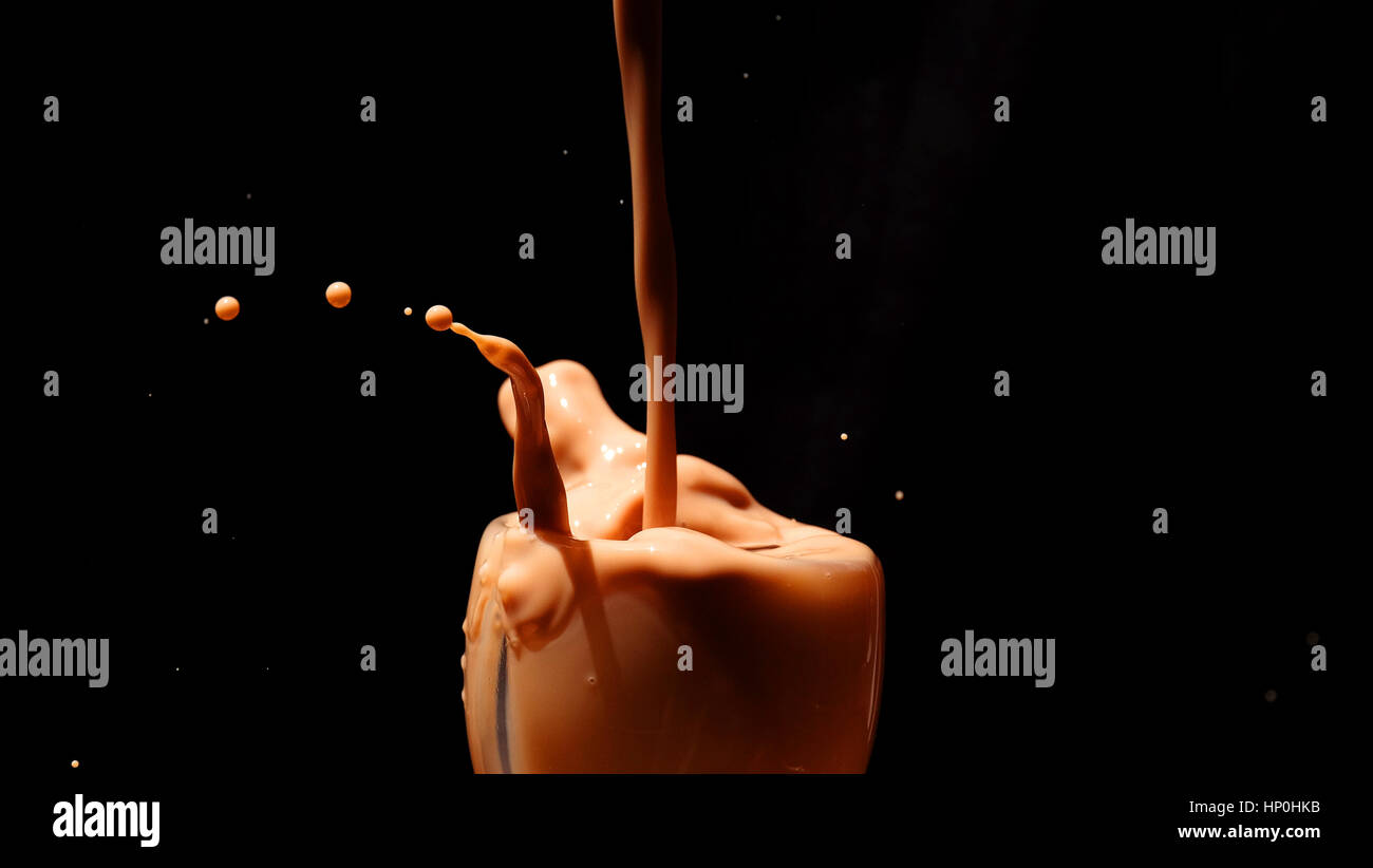 Spritzen Milch / Schokolade Milch ist gezuckerte Milch mit Kakao-Geschmack. Es kann erstellt werden, durch das Mischen von Schokolade Sirup mit Milch. Stockfoto