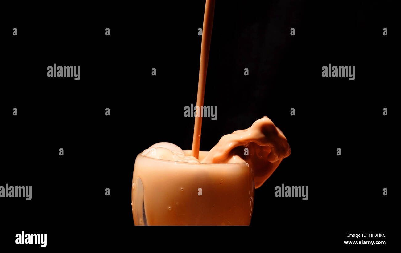 Spritzen Milch / Schokolade Milch ist gezuckerte Milch mit Kakao-Geschmack. Es kann erstellt werden, durch das Mischen von Schokolade Sirup mit Milch. Stockfoto