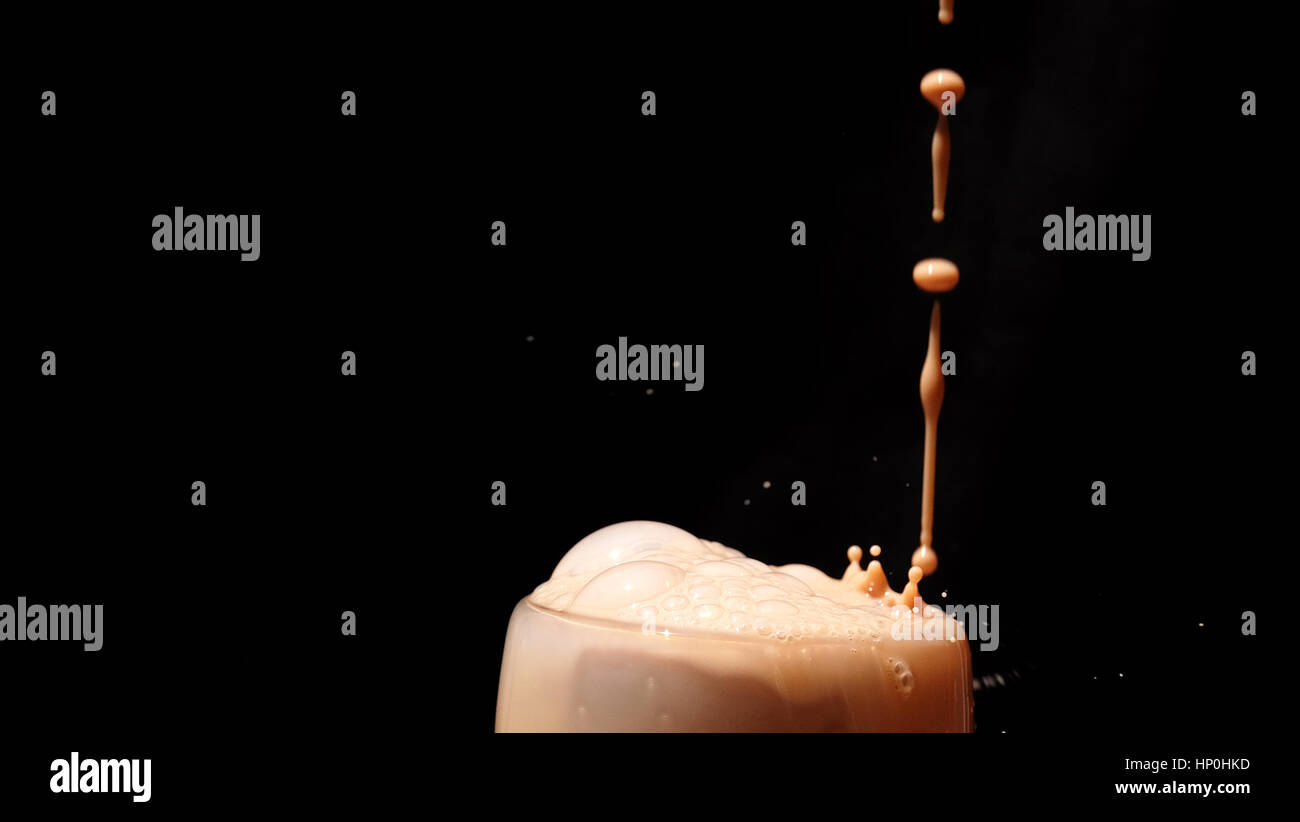 Spritzen Milch / Schokolade Milch ist gezuckerte Milch mit Kakao-Geschmack. Es kann erstellt werden, durch das Mischen von Schokolade Sirup mit Milch. Stockfoto