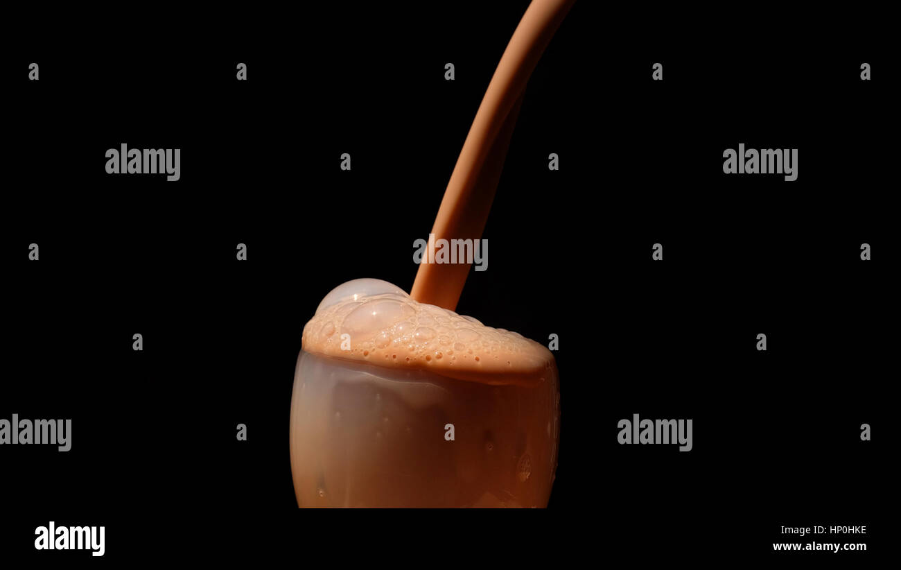 Spritzen Milch / Schokolade Milch ist gezuckerte Milch mit Kakao-Geschmack. Es kann erstellt werden, durch das Mischen von Schokolade Sirup mit Milch. Stockfoto