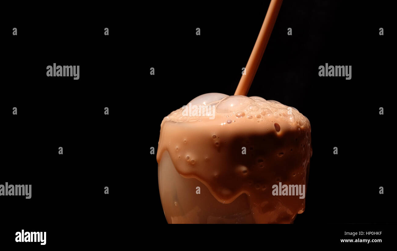 Spritzen Milch / Schokolade Milch ist gezuckerte Milch mit Kakao-Geschmack. Es kann erstellt werden, durch das Mischen von Schokolade Sirup mit Milch. Stockfoto