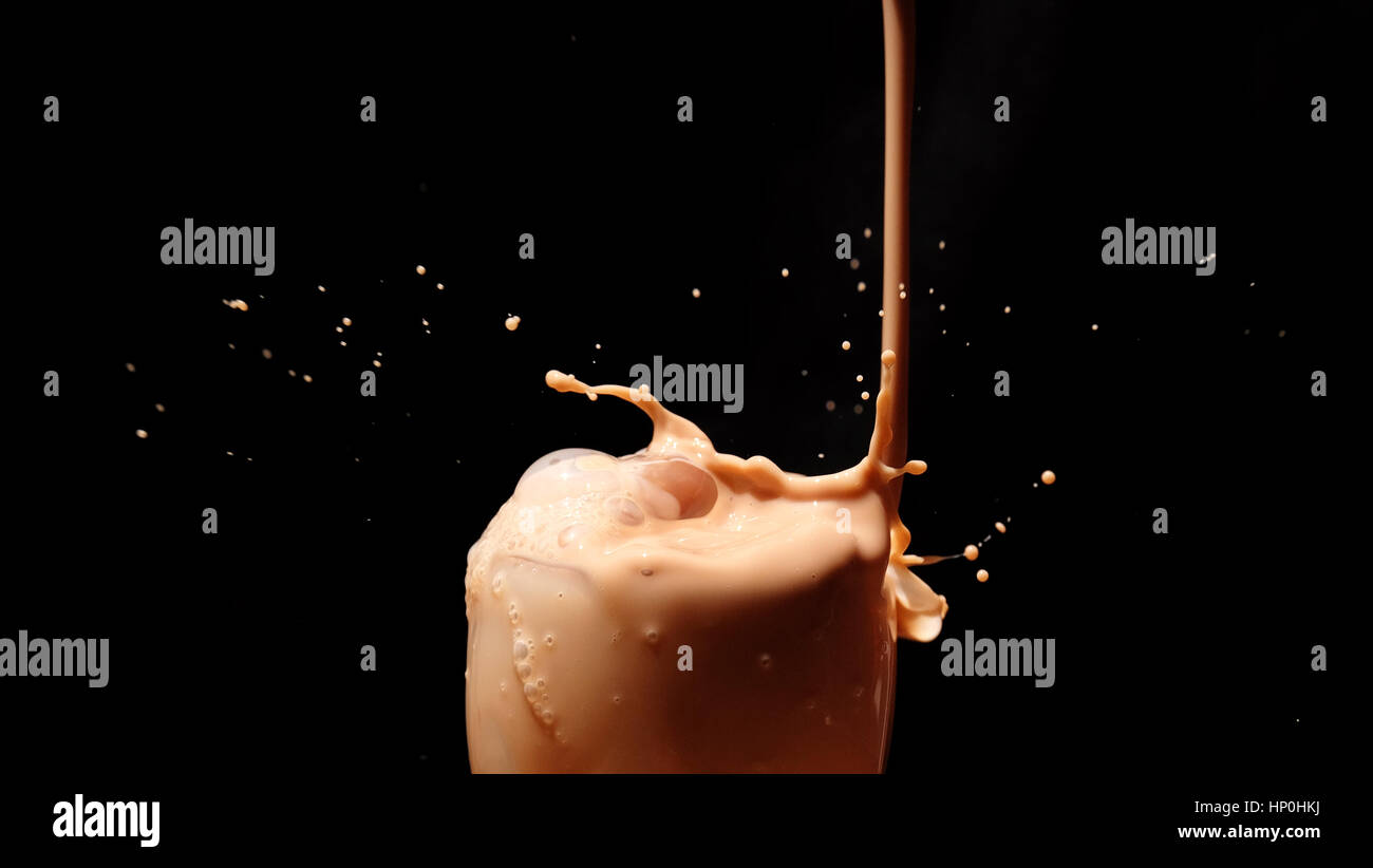 Spritzen Milch / Schokolade Milch ist gezuckerte Milch mit Kakao-Geschmack. Es kann erstellt werden, durch das Mischen von Schokolade Sirup mit Milch. Stockfoto