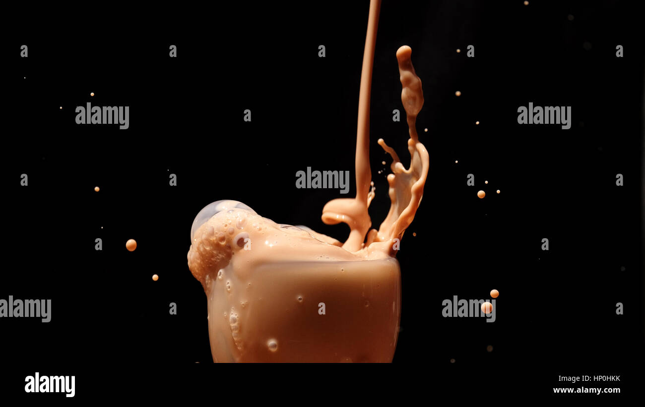 Spritzen Milch / Schokolade Milch ist gezuckerte Milch mit Kakao-Geschmack. Es kann erstellt werden, durch das Mischen von Schokolade Sirup mit Milch. Stockfoto