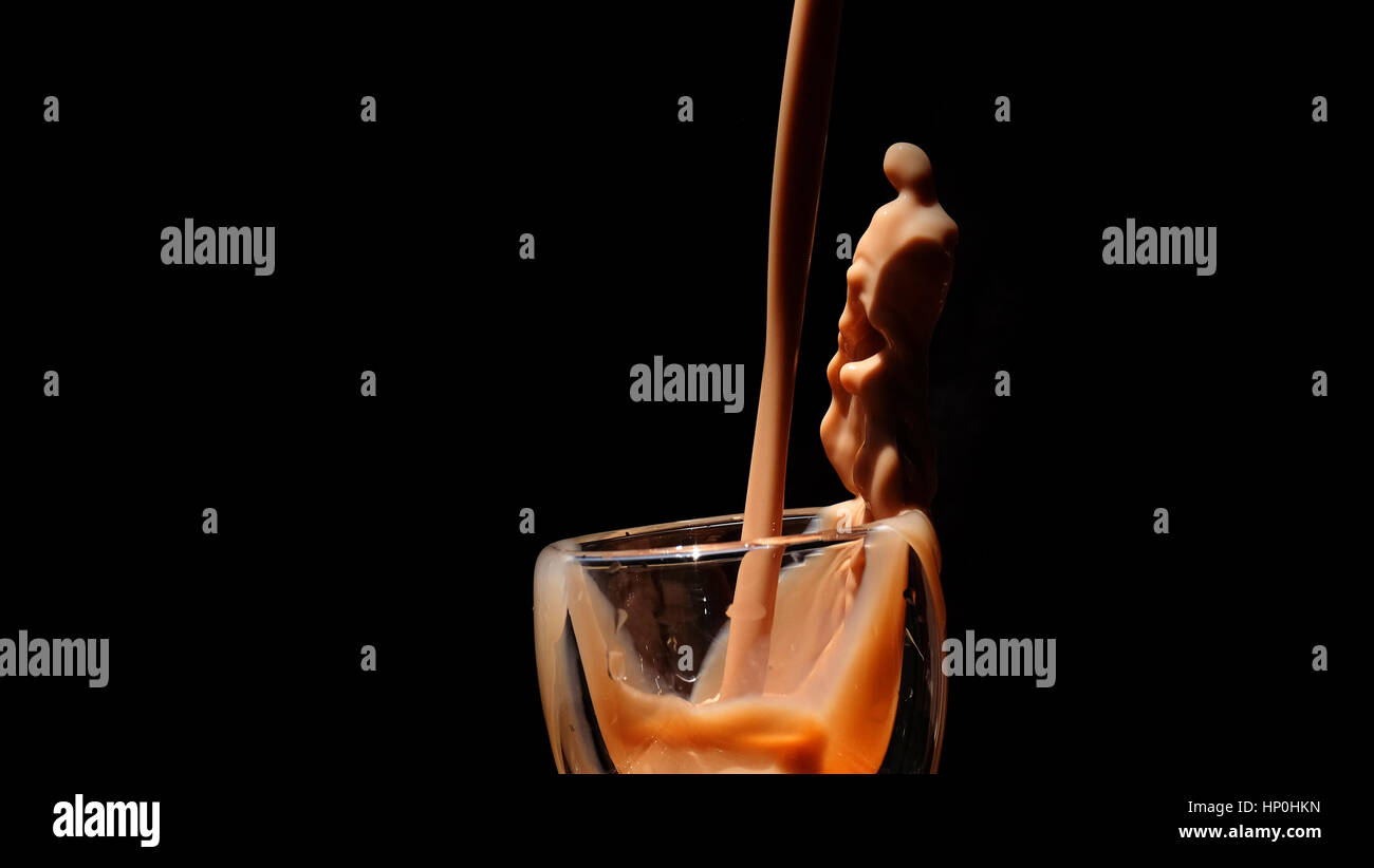 Spritzen Milch / Schokolade Milch ist gezuckerte Milch mit Kakao-Geschmack. Es kann erstellt werden, durch das Mischen von Schokolade Sirup mit Milch. Stockfoto