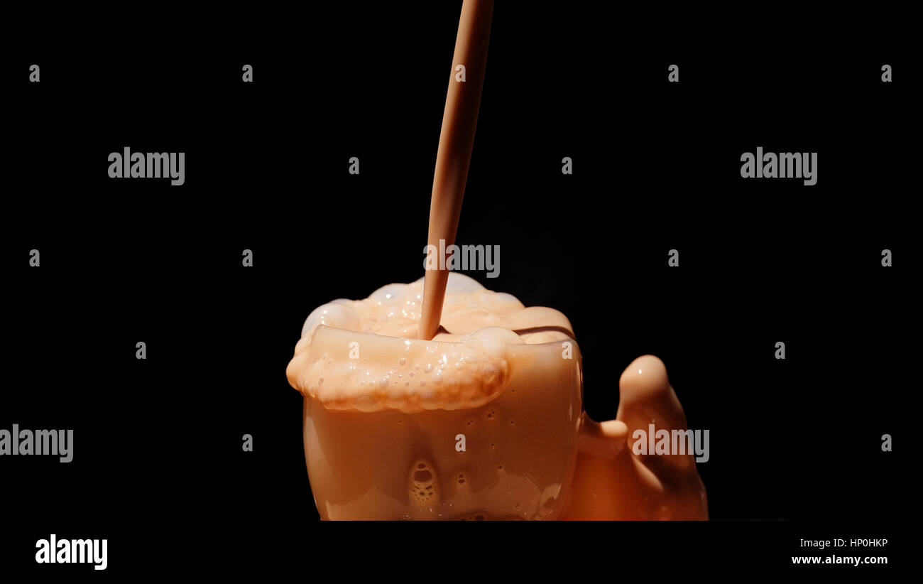 Spritzen Milch / Schokolade Milch ist gezuckerte Milch mit Kakao-Geschmack. Es kann erstellt werden, durch das Mischen von Schokolade Sirup mit Milch. Stockfoto