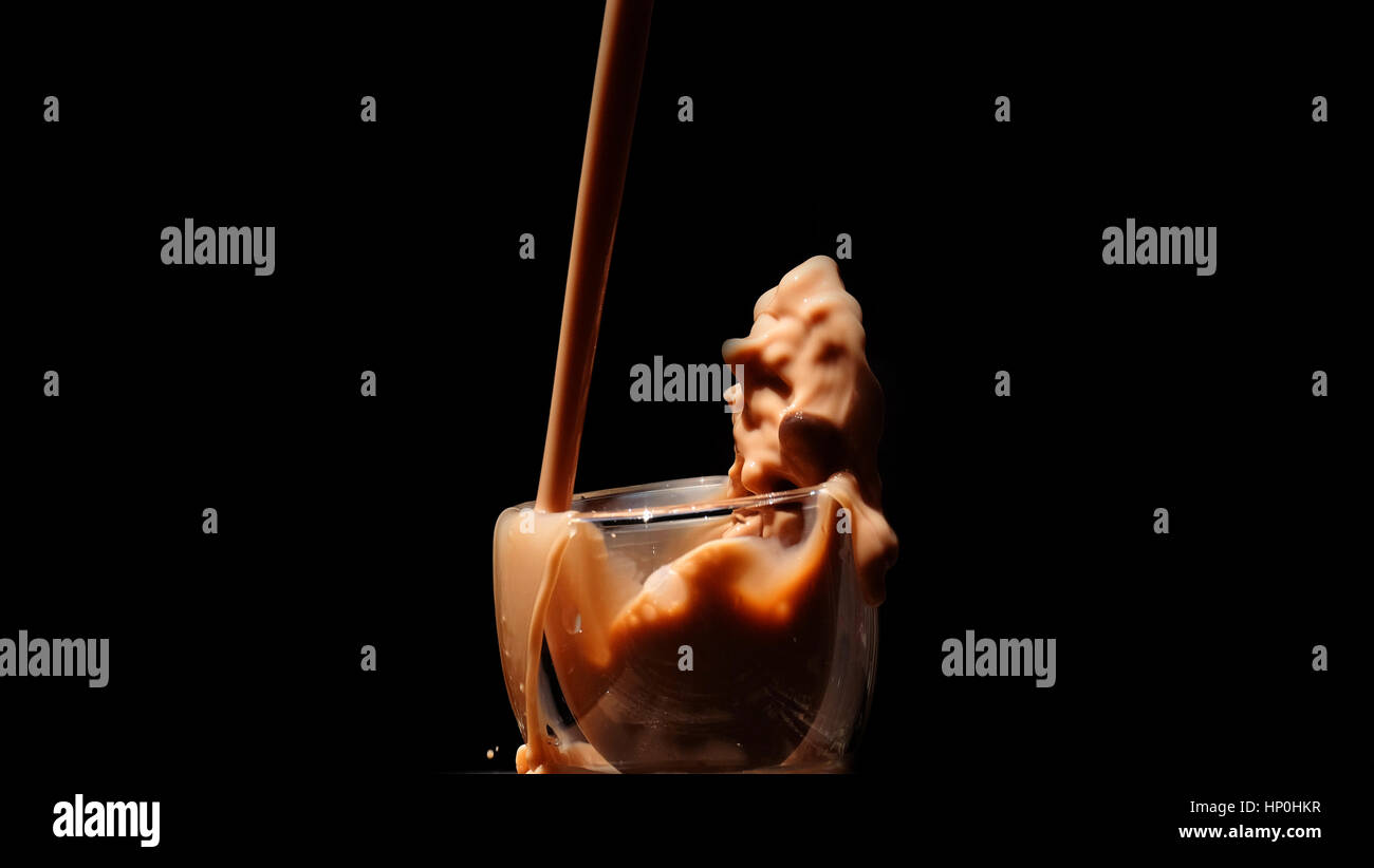 Spritzen Milch / Schokolade Milch ist gezuckerte Milch mit Kakao-Geschmack. Es kann erstellt werden, durch das Mischen von Schokolade Sirup mit Milch. Stockfoto
