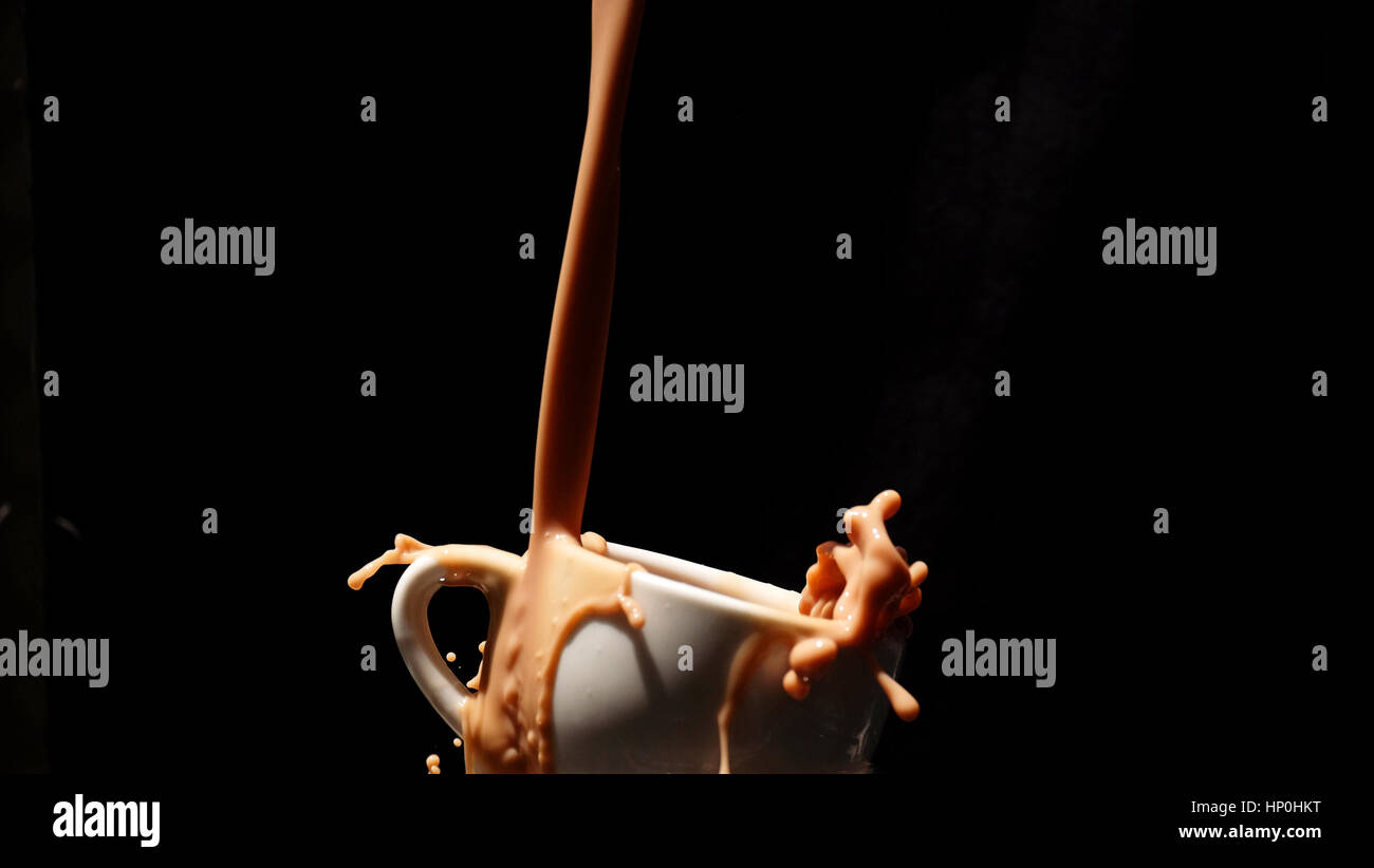 Spritzen Milch / Schokolade Milch ist gezuckerte Milch mit Kakao-Geschmack. Es kann erstellt werden, durch das Mischen von Schokolade Sirup mit Milch. Stockfoto